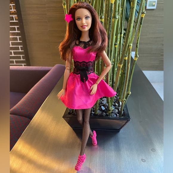 New Barbie Teresa Articulated Doll - Picture 2 of 14
